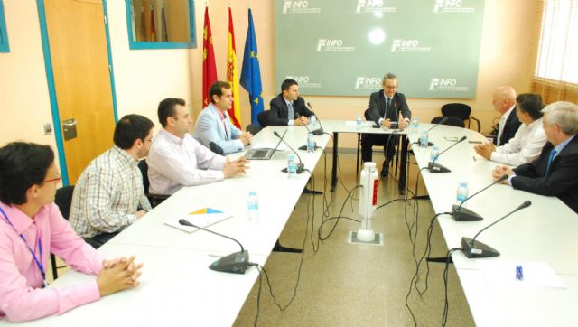 El Instituto de Fomento entrega al alcalde de Jumilla, los resultados de la auditoría energética realizada por el INFO en la localidad