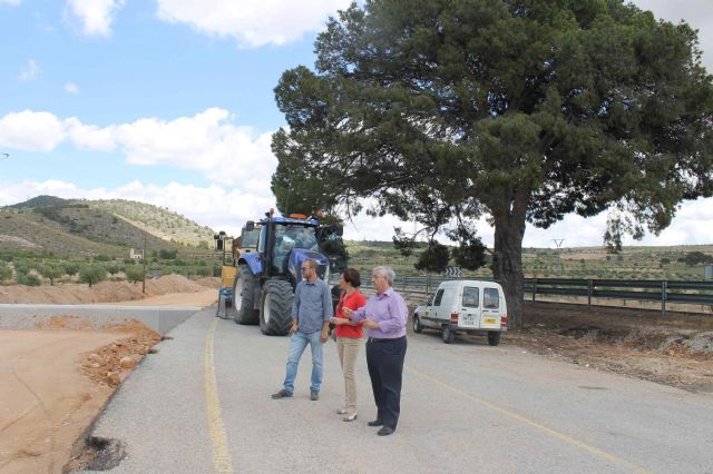 El alcalde visita las obras de construcción de la rotonda que facilitará el acceso a la Hoya Torres