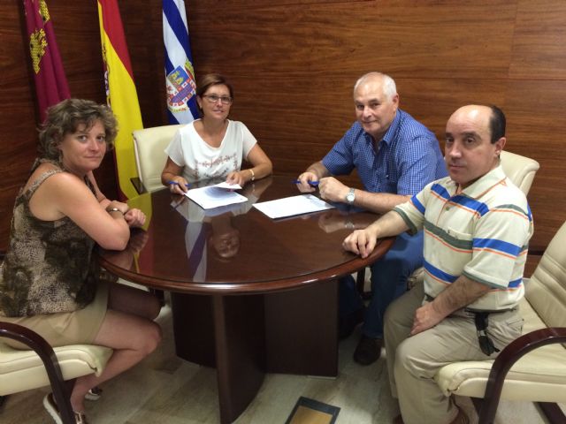 El Ayuntamiento firma los convenios con Cáritas y Jumilla y Amfiju