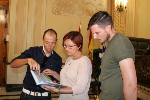 Antonio Toral entrega a la alcaldesa un ejemplar de su obra 'Grandes puertos de los Pirineos'