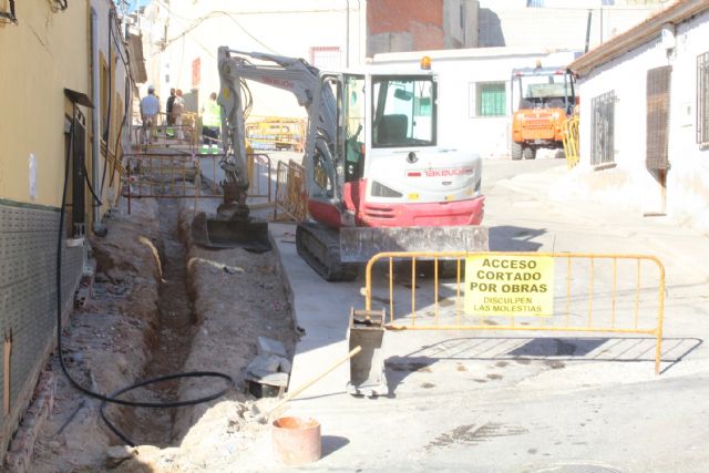 Comienzan las obras de mejora del firme y servicios de agua potable yalcantarillado de la calle Diego Abellán
