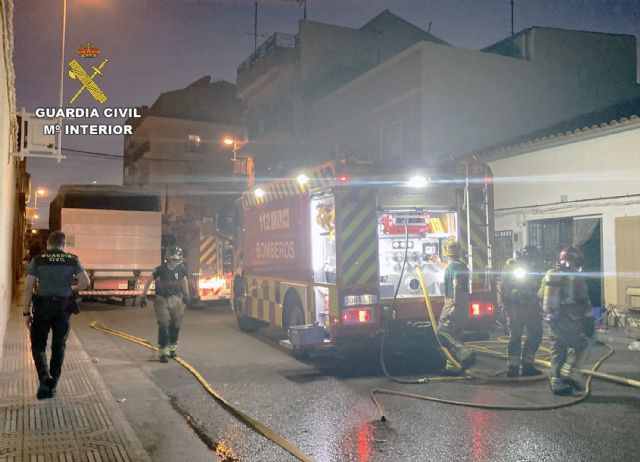 La Guardia Civil rescata in extremis al morador de una vivienda en llamas
