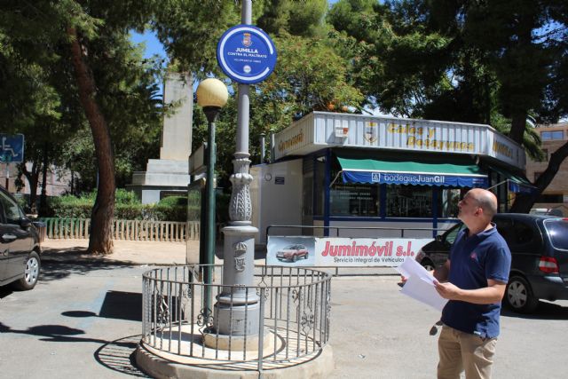 El Ayuntamiento de Jumilla instala nueve señales en el casco urbano con el lema 'Contra el Maltrato. Tolerancia cero'