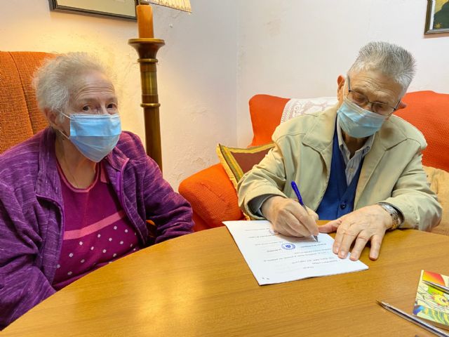 Firmada el acta de entrega al Ayuntamiento del archivo de Manuel Gea y Faustina Bustamante
