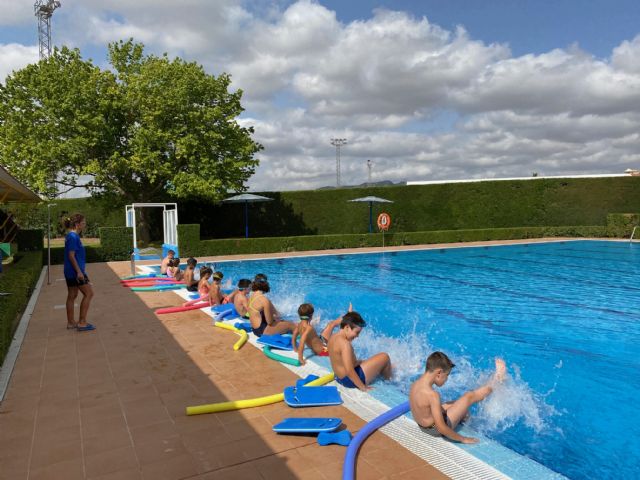 Más de 200 jumillanos están participando en los cursos de natación