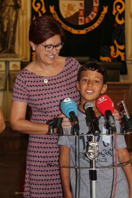 Recibido en el Ayuntamiento un niño saharaui que pasa el verano con una familia jumillana