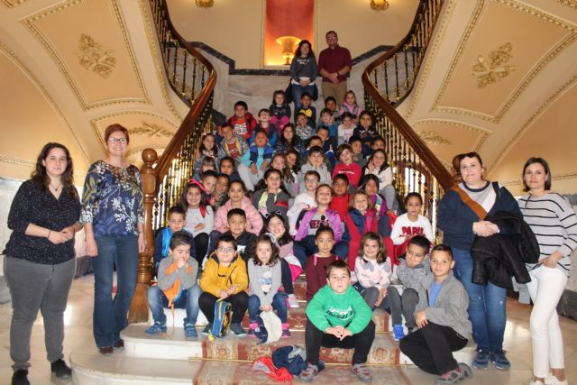 Visita de alumnos de 2º de Primaria del Colegio San Francisco al Ayuntamiento de Jumilla