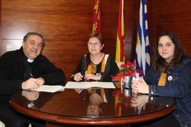 El Ayuntamiento firma convenio de 10.000 euros para colaborar con la rehabilitación del atrio de la Iglesia Mayor de Santiago