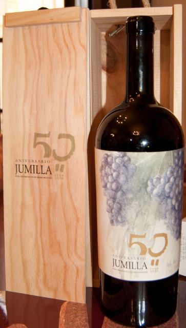 El pintor Pedro Cano ilustra la etiqueta de la botella edición especial 50º aniversario de la Denominación de Origen Protegida Jumilla