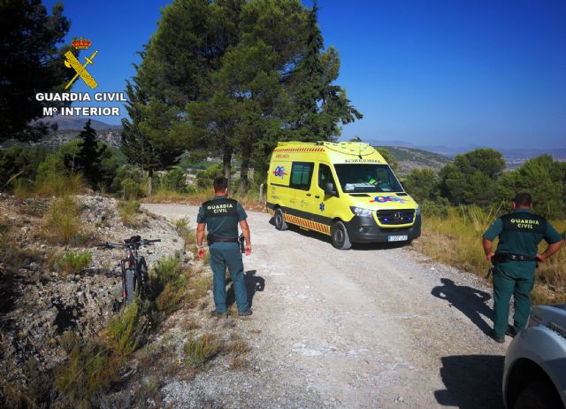 La Guardia Civil auxilia a un ciclista después de sufrir una grave caída