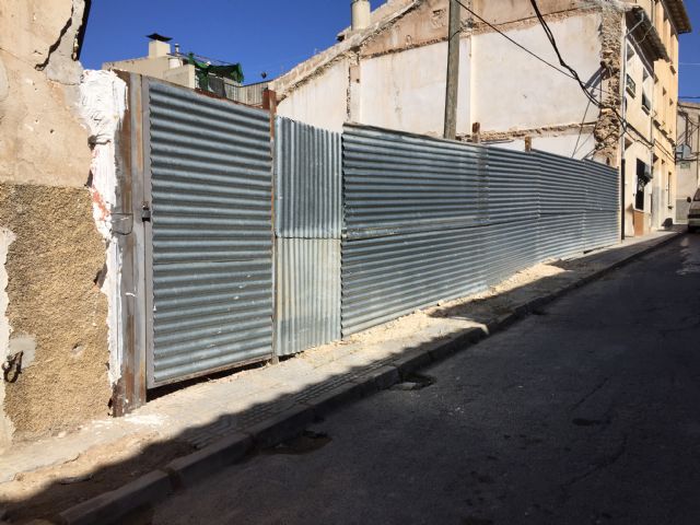 El Ayuntamiento retira una valla que invadía una acera de la calle Pasos por ejecución subsidiaria