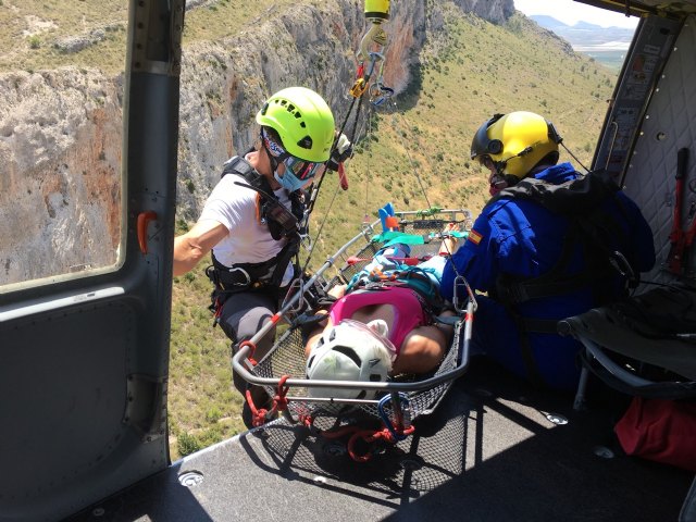 Bomberos rescatan por aire una escaladora herida en Jumilla