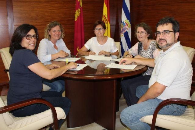 Ayuntamiento y Cáritas firman el convenio para la concesión de subvención de 10.000 euros