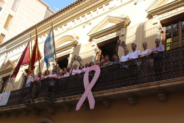 Con la colocación del lazo rosa en el balcón del Ayuntamiento comienza la semana de actividades por el Día contra el Cáncer de Mama