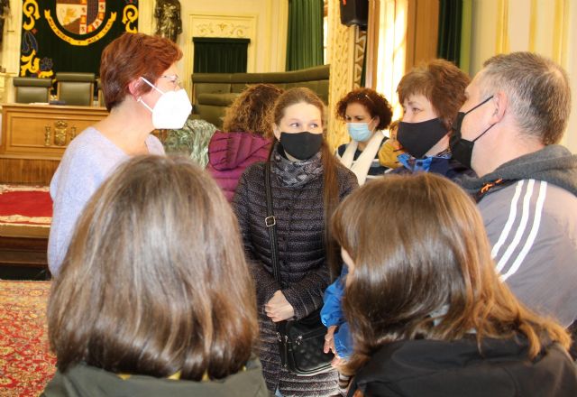 La alcaldesa da la bienvenida a las familias ucranianas que ya están en Jumilla