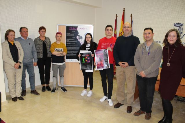 Los ganadores del concurso de carteles y vídeos sobre el 25N reciben sus premios
