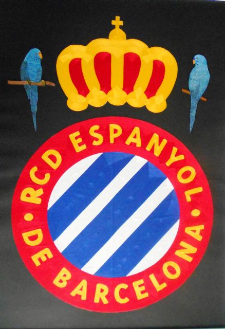 Dos reclusos  elaboran artesanalmente en hilo el escudo del r.c.d. espanyol