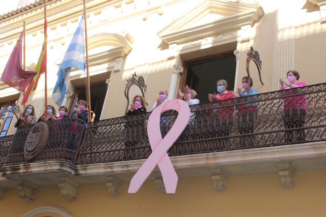 Colocado en el balcón del Ayuntamiento el lazo rosa que conmemora la lucha contra el Cáncer de Mama