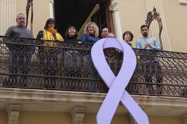 Colocado en el balcón del Ayuntamiento el lazo morado contra la violencia de género