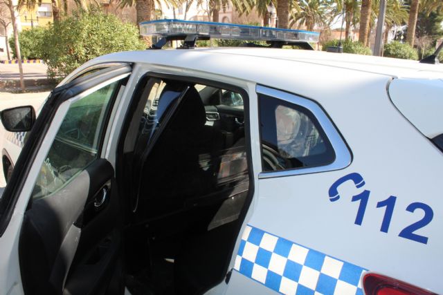 La Policía Local equipa uno de sus vehículos con mampara de seguridad para detenidos