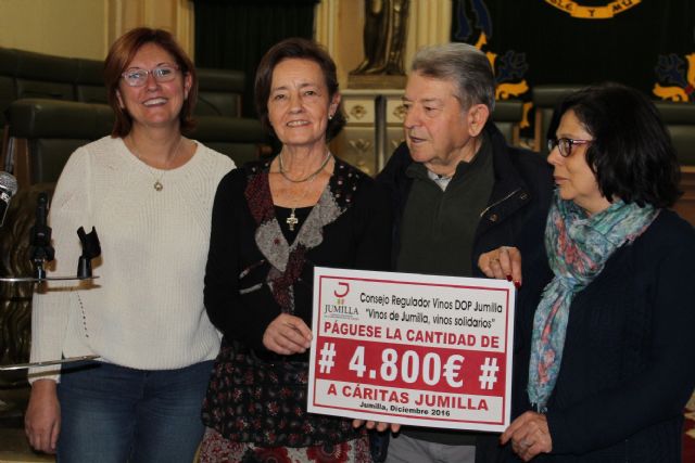 La DO Vinos de Jumilla dona al Ayuntamiento cuadro conmemorativo del 50 aniversario