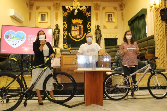 Marta Pérez Guardiola y Lola Herrero Martínez, ganadoras de las dos bicicletas MTB de la Semana de la Movilidad