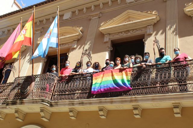 Jumilla conmemora por sexto año el Día de Orgullo LGTBI+ con la colocación de la bandera arcoíris en el balcón del Ayuntamiento