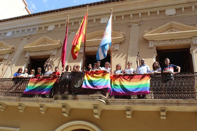 Colocada la bandera del orgullo LGTBI en el balcón del Ayuntamiento y en marcha la ruta 'Jumilla es diversa'