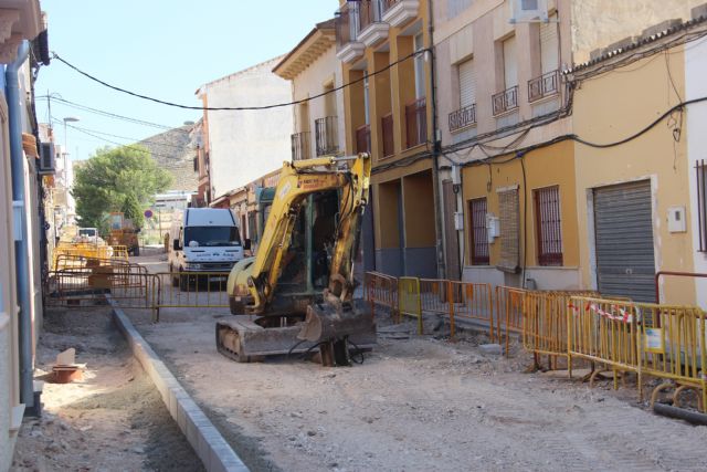 Avanzan las obras de renovación de infraestructuras del segundo tramo de la calle Álvarez Quintero