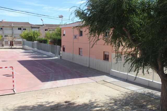 Finalizan las obras de traslado del vallado que aumentan el espacio de patio del CEIP Carmen Conde