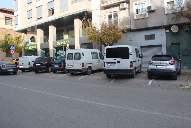 La zona de aparcamiento de la avenida de Levante, frente a la farmacia, será remodelada