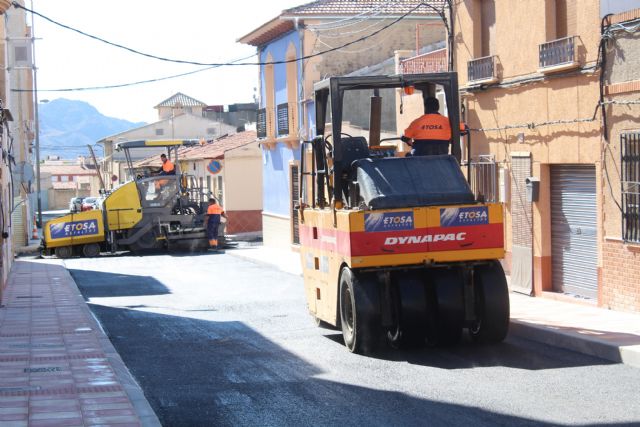 Con los trabajos de asfaltado terminan las obras de renovación de infraestructuras del segundo tramo de la calle Álvarez Quintero