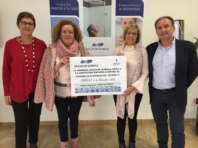 Aguas de Jumilla ha entregado a la Junta Local de Jumilla de la AECC un donativo de 2.000 euros
