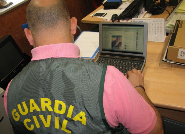 La Guardia Civil detiene a tres personas por acosar a menores mediante grooming