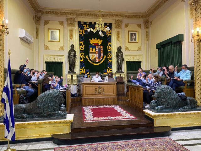 El pleno aprueba dedicar un monumento a la Fiesta de la Vendimia y solicitar la concesión de la medalla de oro de la Región de Murcia