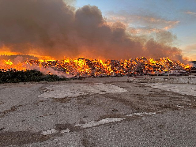 Incendio en zona de cantera en la sierra en Jumilla